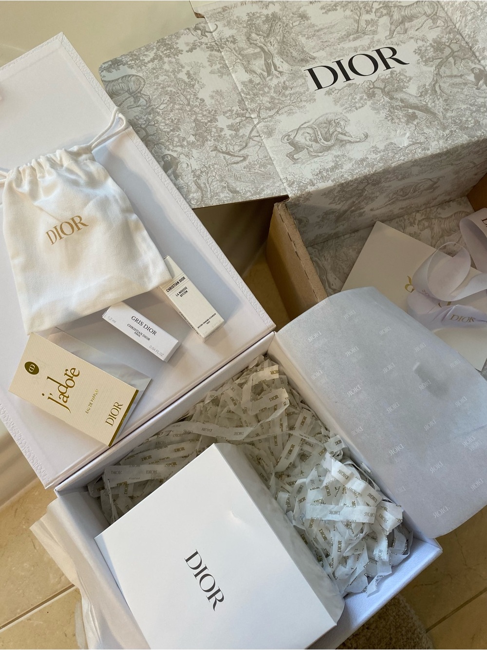 Dior White Box with Gold DIOR Logo and Ribbon 9x9x5 in Makeup Bag Samples - Picture 4 of 6